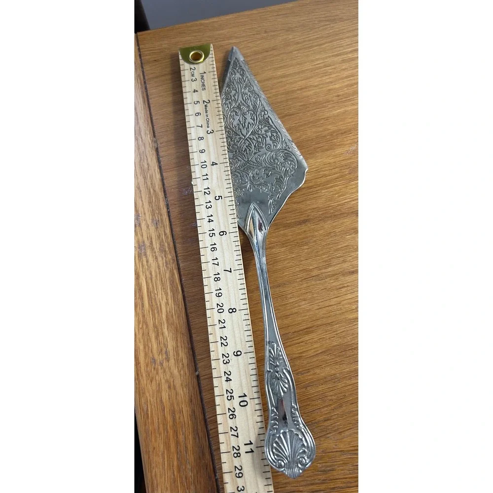 Vintage Silver Ornate Engraved Cake Pie Server Shell Handle Serrated Edge 10.75